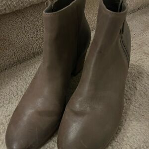 Crown Vintage Women's Brown Ankle Boots, size 9.5M
